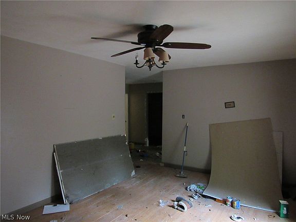 3rd image of 5575 Center Rd