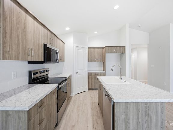4th image of 1423 Long Pond St