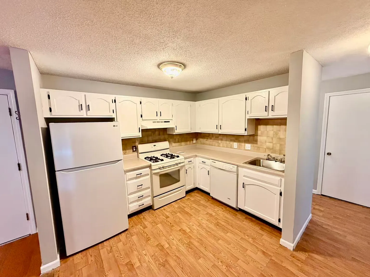 2 bed, 956 sqft, $1,850 — Photo 3