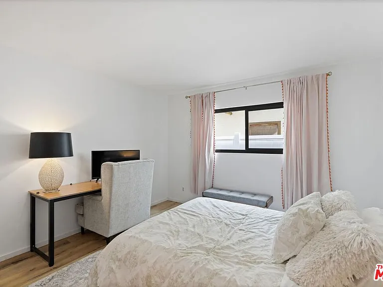 6558 Lasaine Ave — Photo 24
