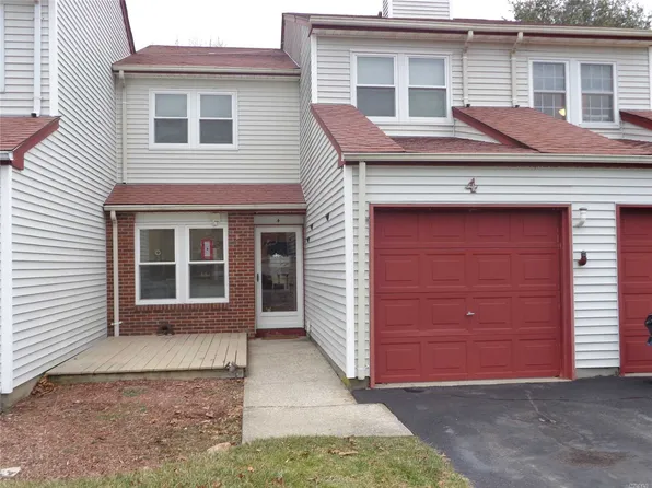4 Norfolk Ct, Coram, NY 11727