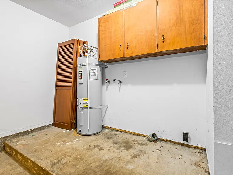 518 NE Dallas Dr — Photo 18