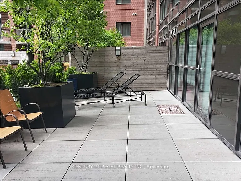 112 King St E #414 — Photo 13