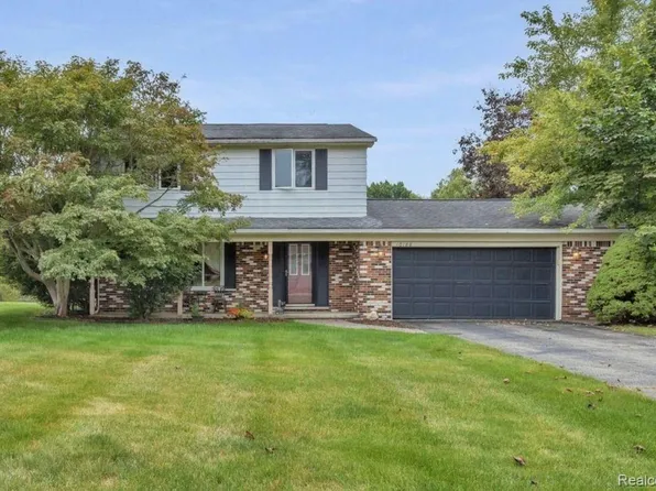 10188 Village Sq, Brighton, MI 48114