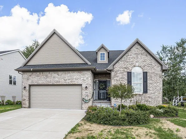 120 Crystal Wood Cir, Howell, MI 48843