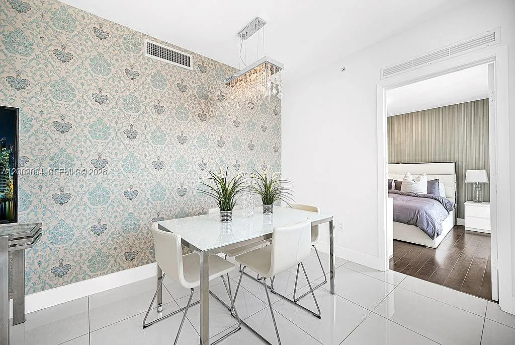 2 bed, 930 sqft, $3,900 — Photo 3