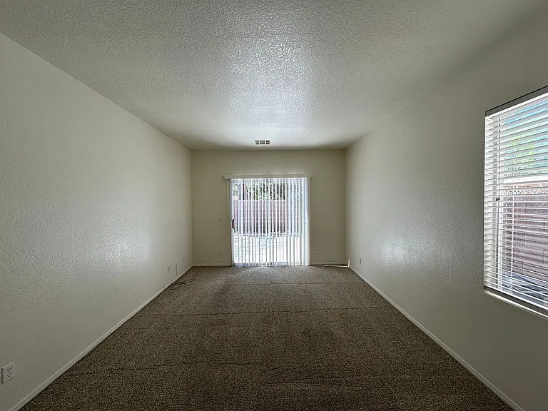 1109 Milpas Ln — Photo 3