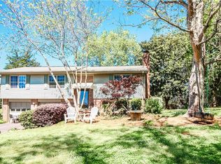 407 E Sunsetstrip Dr, Seneca, SC 29672