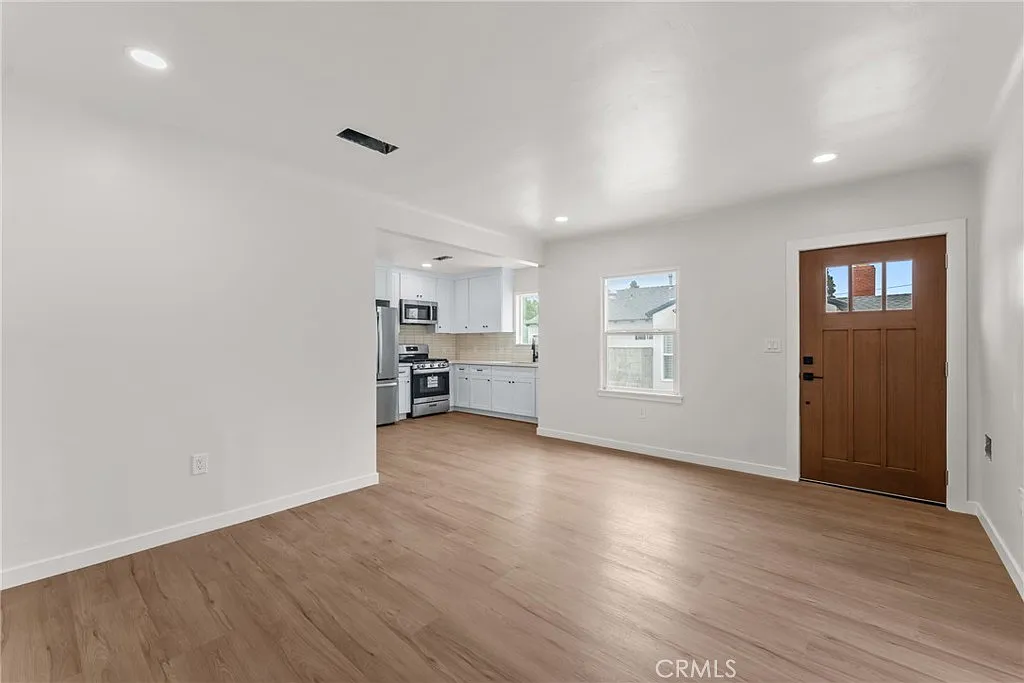 2 bed, 820 sqft, $3,100 — Photo 2