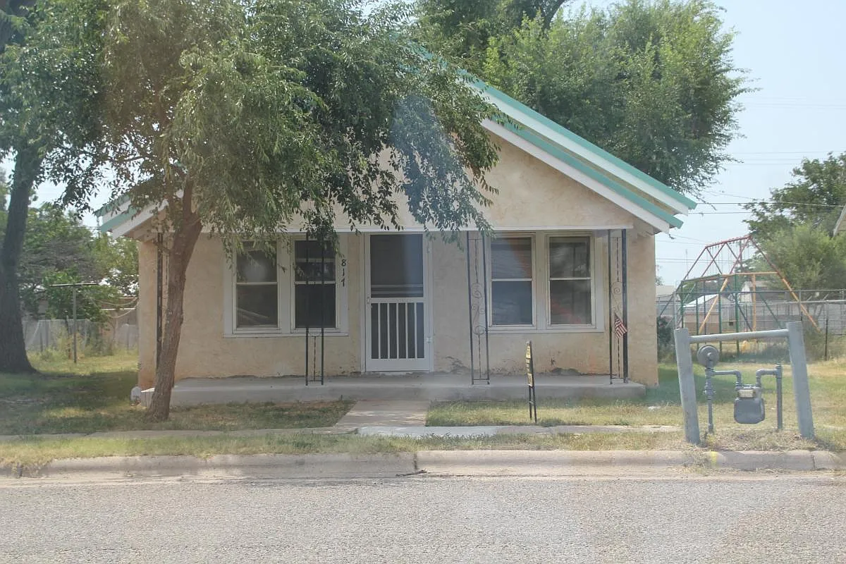 3 bed, $850 — Photo 1