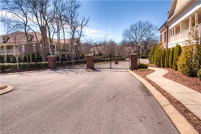 2nd image of 423 Grant Park Dr