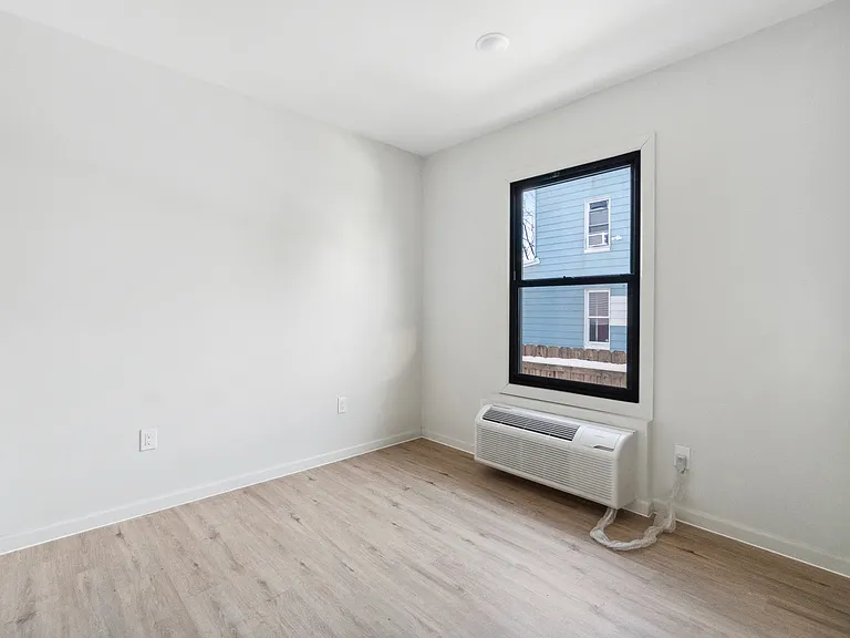 124-128 Putnam St #1 — Photo 13