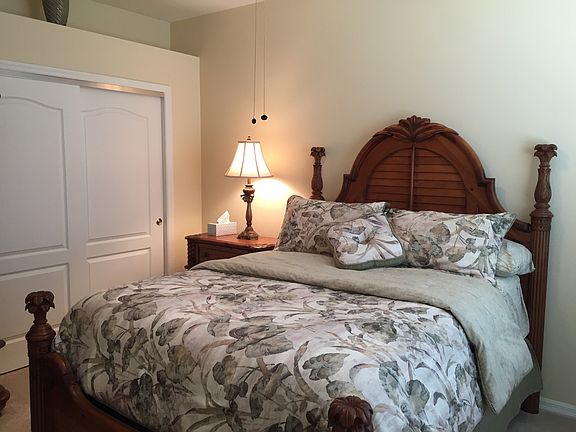 Guest room-queen size bed