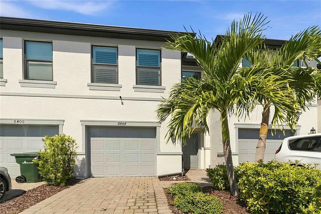 3 bed, 2.5 bath, 1636 sqft, $3,250 — Photo 1