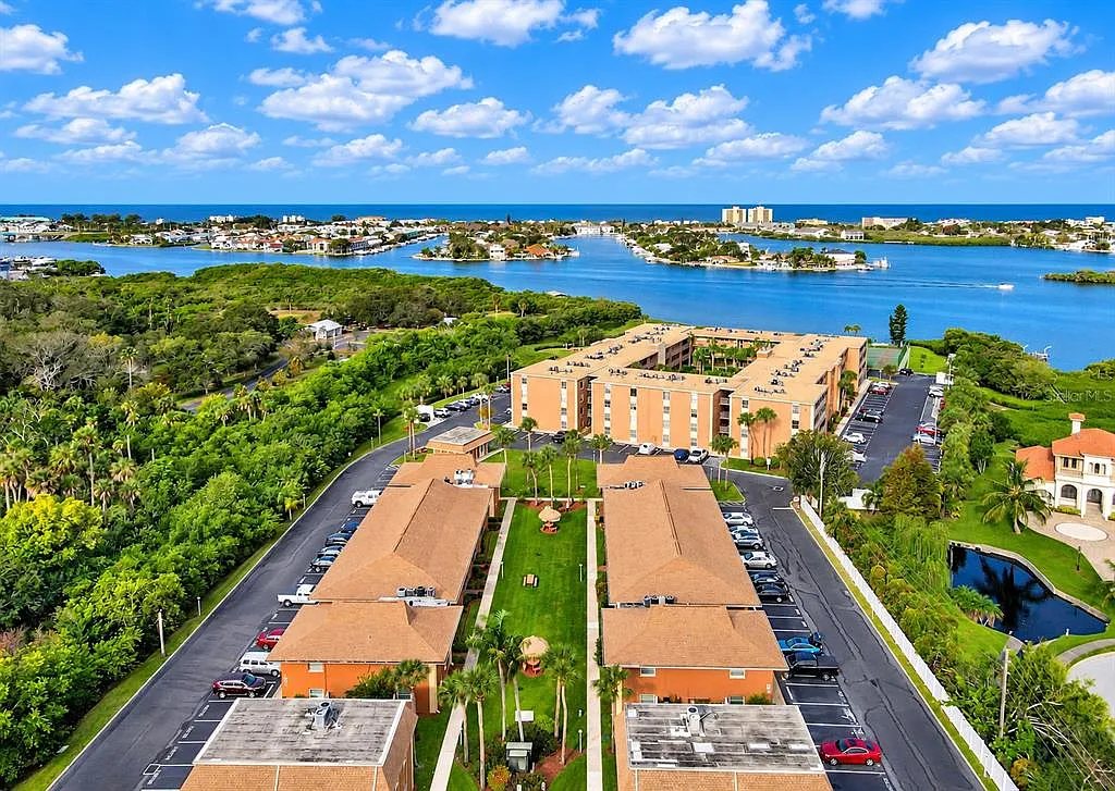 2 bed, 1.0 bath, 872 sqft, $2,000 — Photo 1