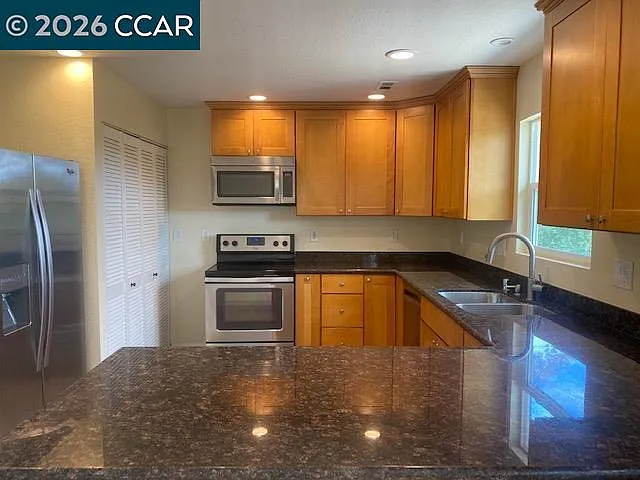 3 bed, 1052 sqft, $3,450 — Photo 2