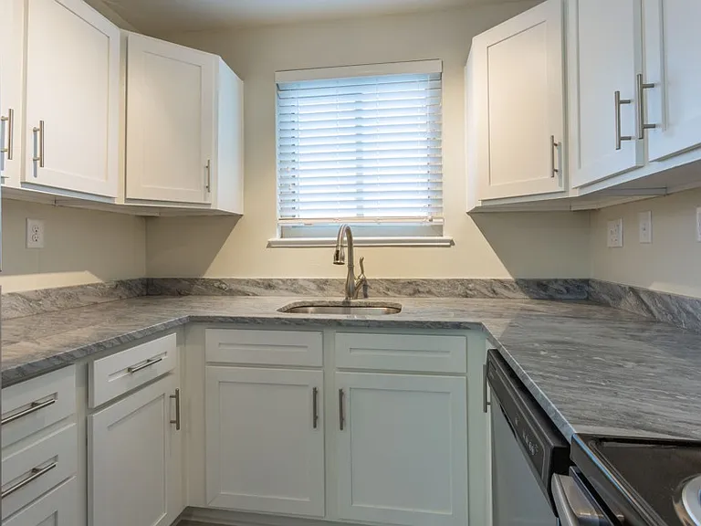 Virginia Mae Apartments — Photo 11