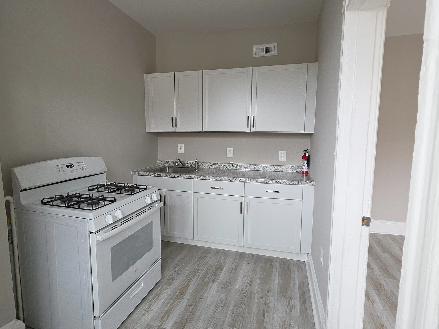 3 bed, 1800 sqft, $4,400 — Photo 2