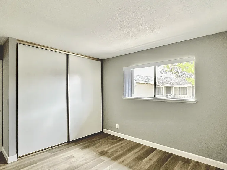 691 Ontario Ct — Photo 13