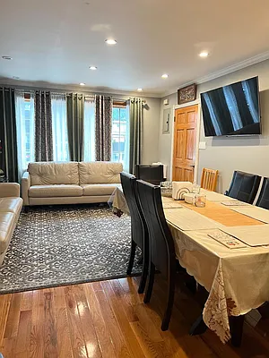 Rented by Halvatzis Realty | media 47