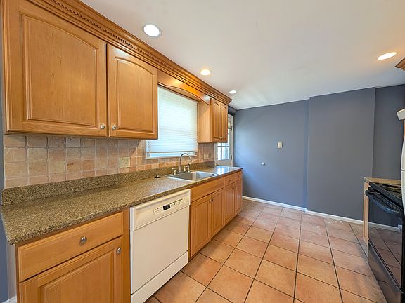 4th image of 90 North St