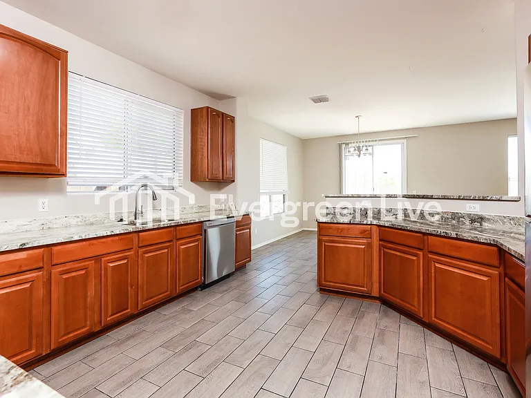 1357 S Woodbine Ln — Photo 7