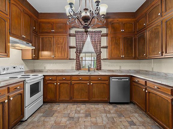 3rd image of 910 14th Ave W