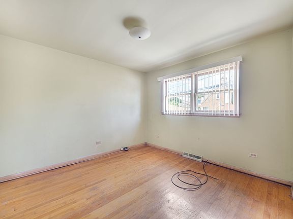 4th image of 2558 E 93rd St