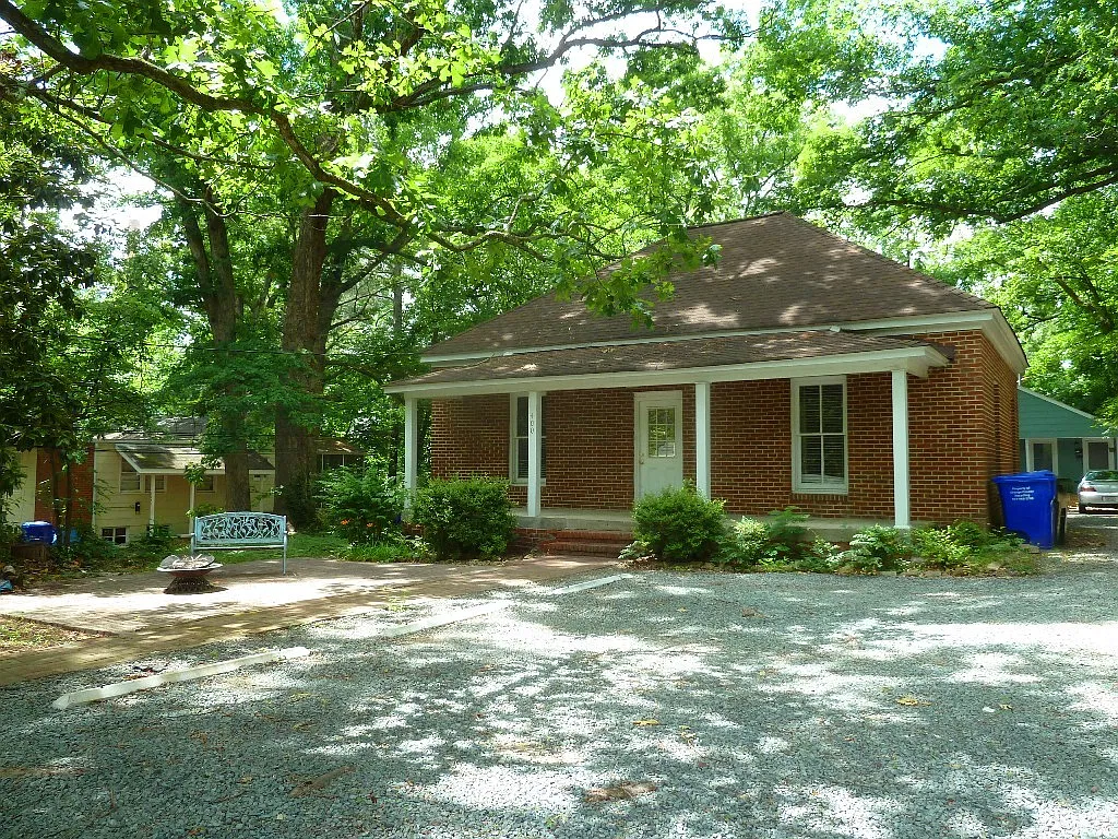 Incredible location for this renovated 3br house just 2 blocks from UNC... Walk to Campus!! — Photo 2