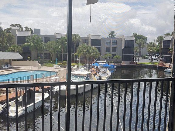 4th image of 9 Royal Palm Way #2010