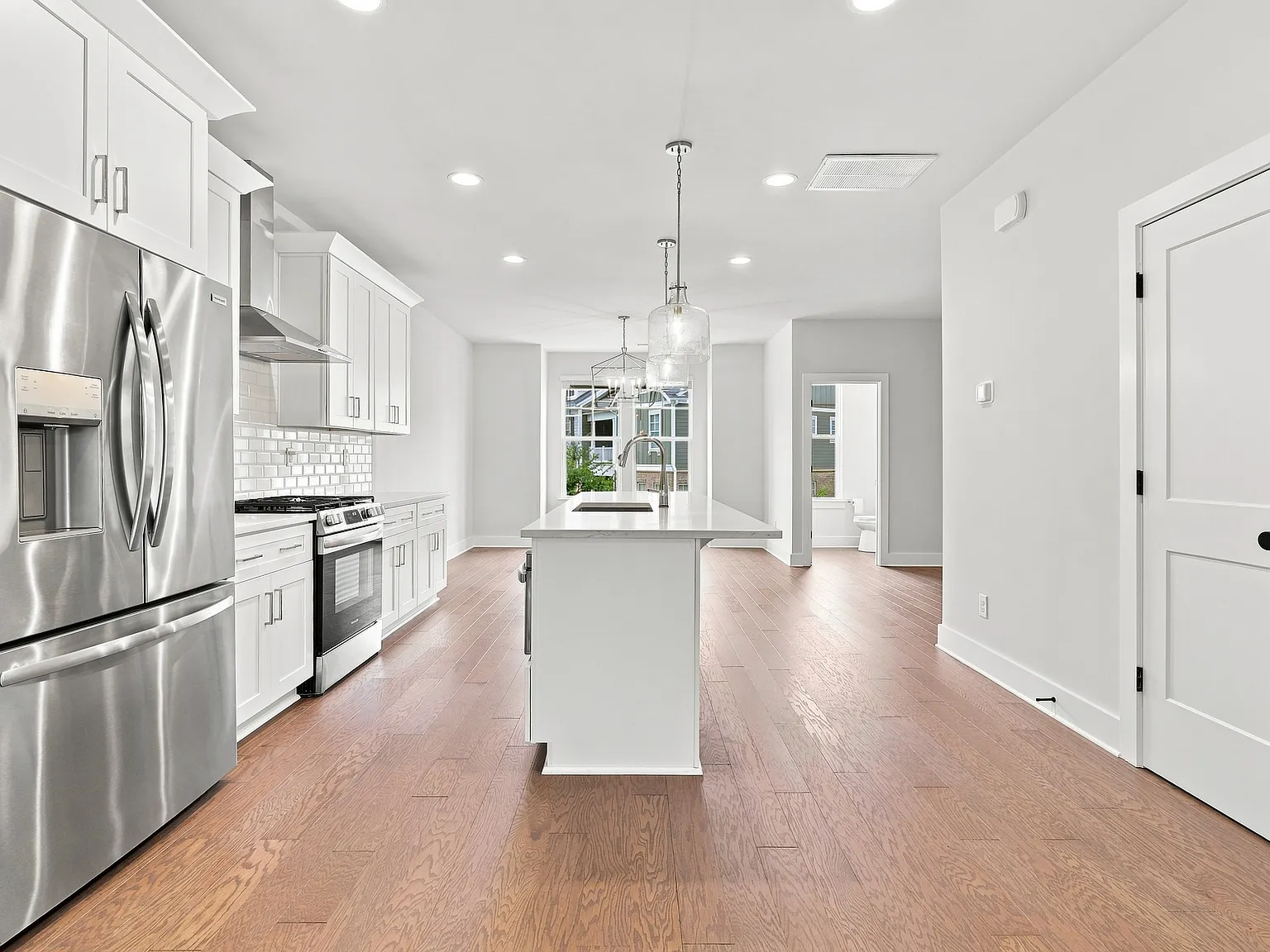 3 bed, 3.5 bath, 2402 sqft, $3,300 — Photo 4