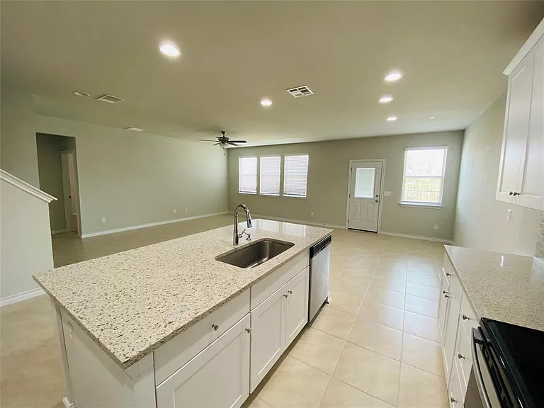 708 Aliso Trl — Photo 3