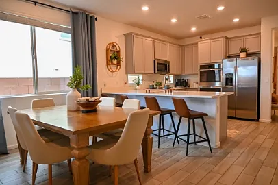 5 bed, 1939 sqft, $2,200 — Photo 4