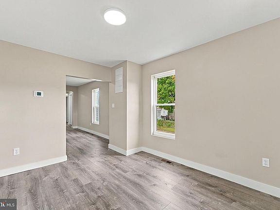 4th image of 825 W 3rd St