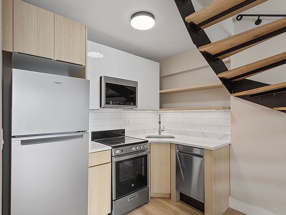 2nd image of 6166 N Sheridan Rd APT 4G