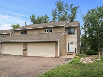 15 Round Lake Trl, Little Canada, MN, 55117