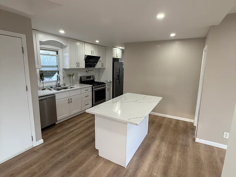 25 Pine Ave #2 — Photo 4