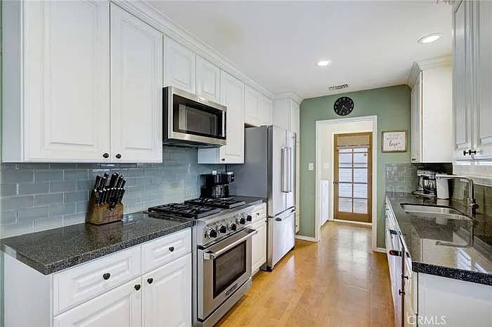 6542 Balcom Ave — Photo 8