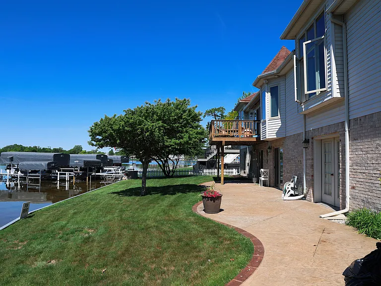166 Highland Ave — Photo 32