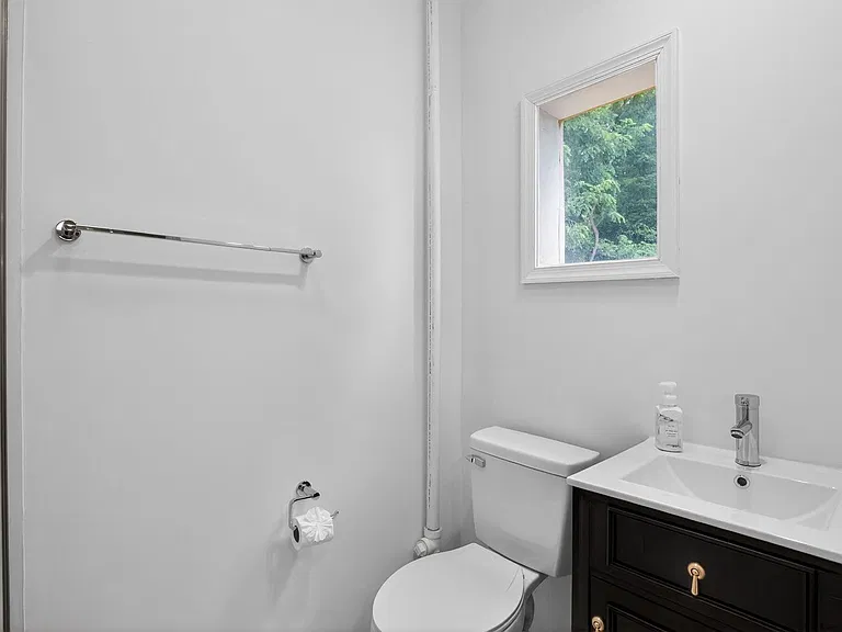 101 Farmington Rd W — Photo 12