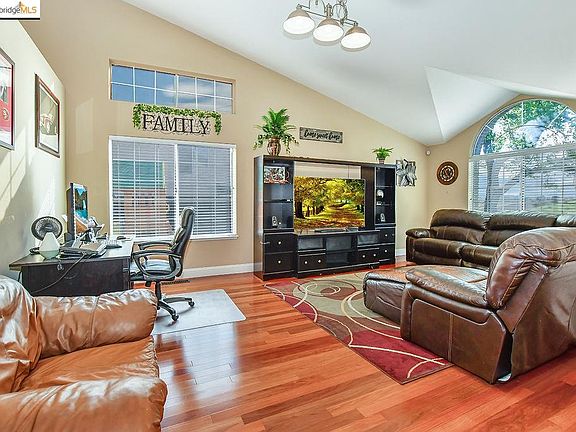 4th image of 2921 Wildflower Dr
