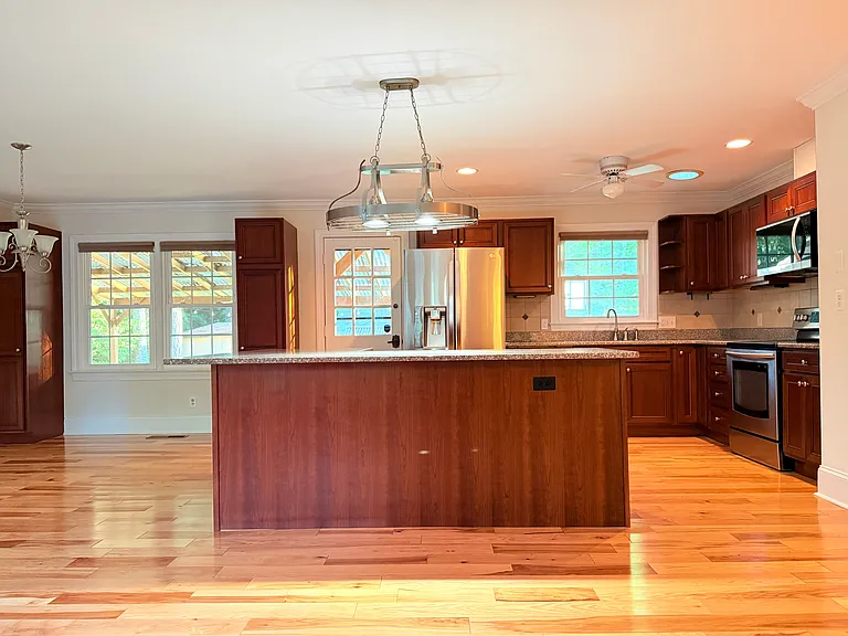 1214 Wellington Ln — Photo 7