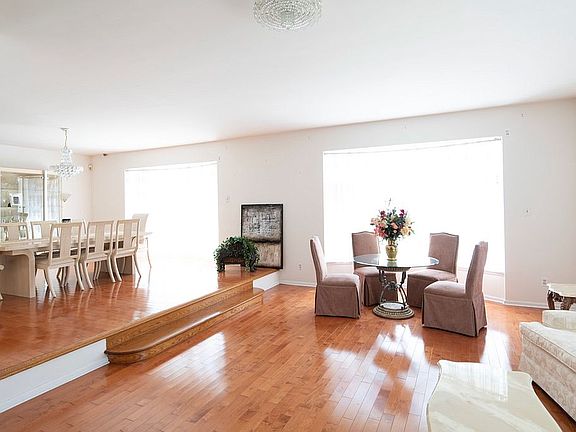 Flow frm living to dining rm