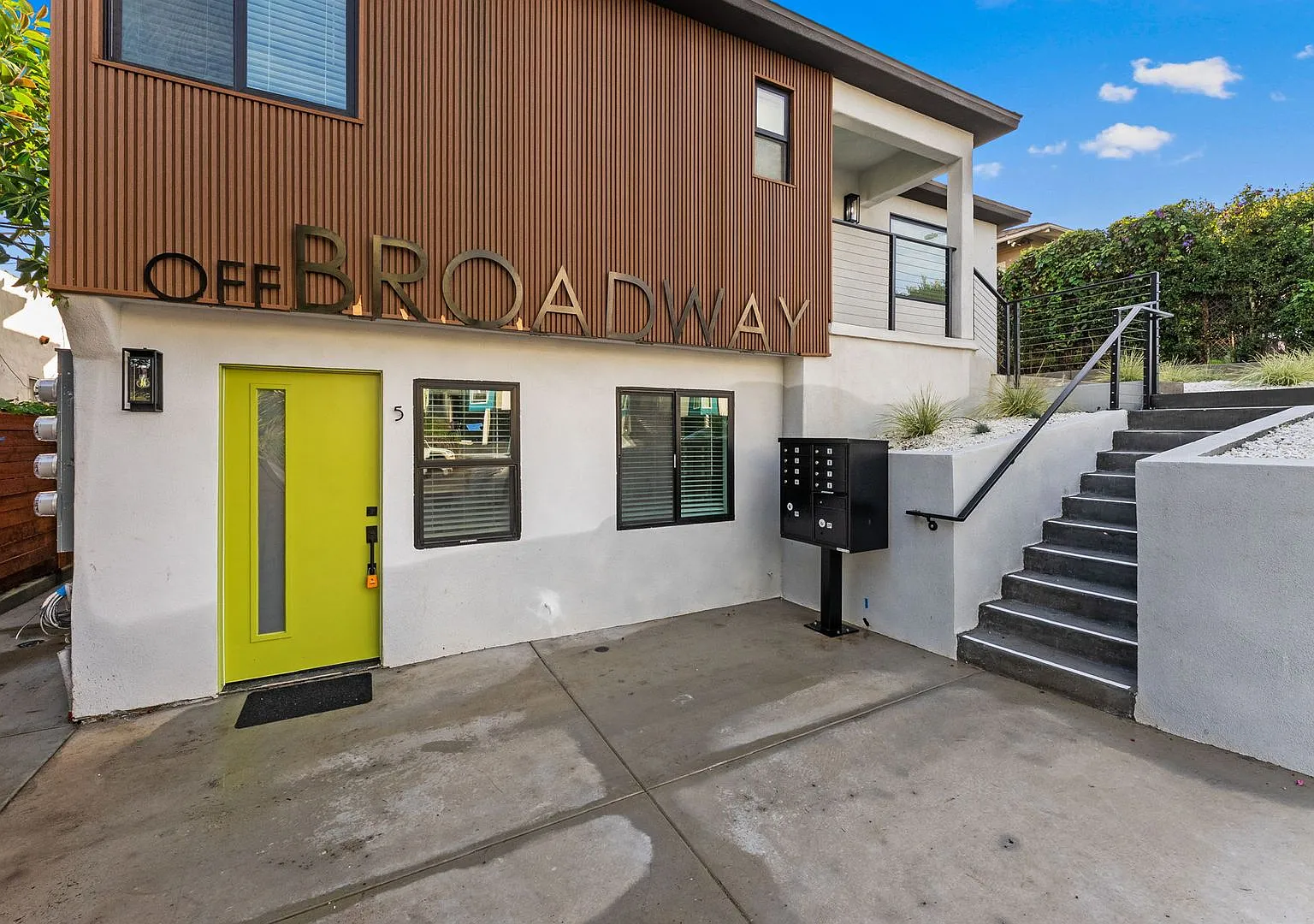 Renovated Golden Hill 1 Bed/1 Ba with LARGE private patio — Photo 2