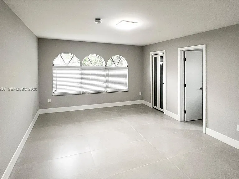 240 SE 7th St — Photo 5
