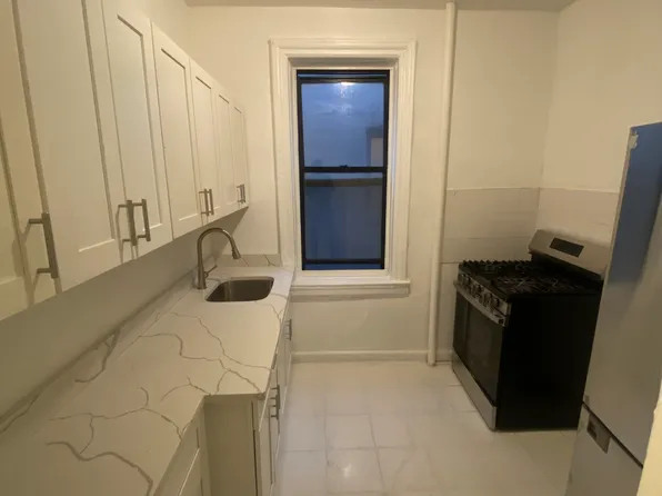 40-11 25th Avenue image 1 of 8