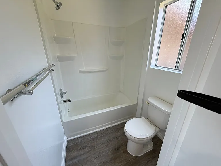 Midvale Los Angeles Apartments LLC — Photo 24