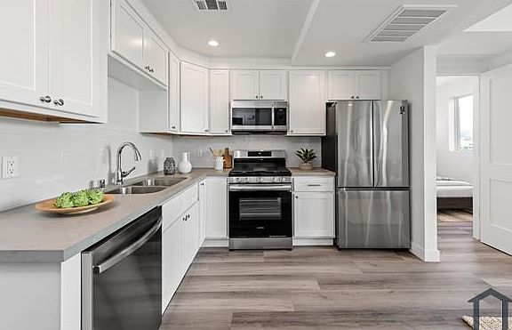 5th image of 667 N Wilton Pl #402