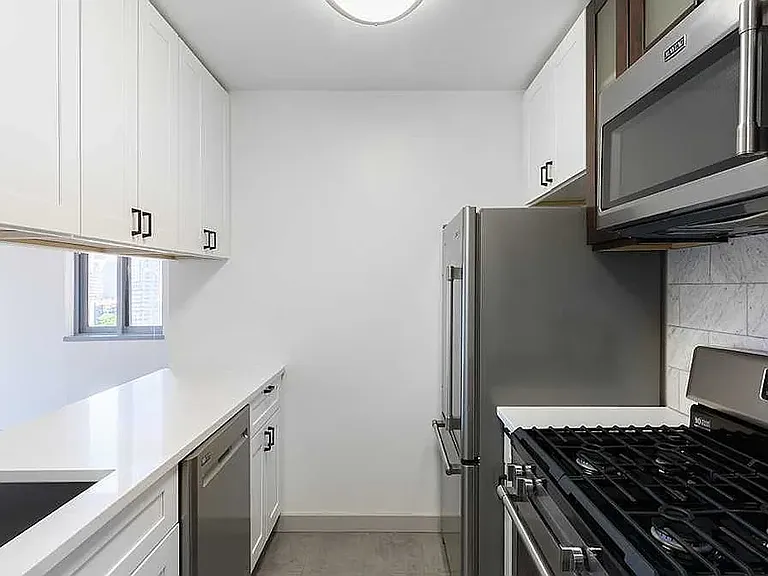 10-40 River Rd #16B20 — Photo 2