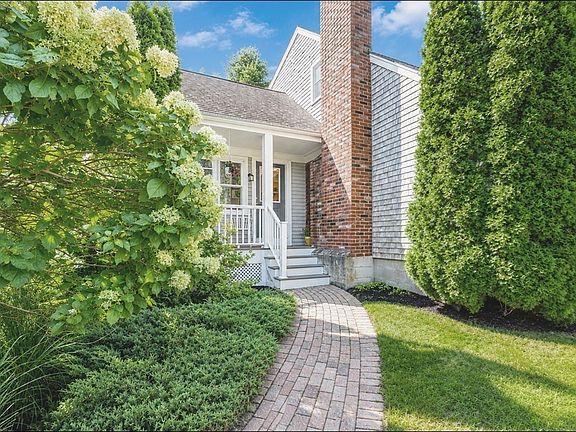 3rd image of 96 Bay State Cir